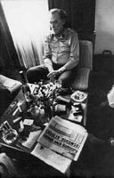 Charles Bukowski nella sua casa